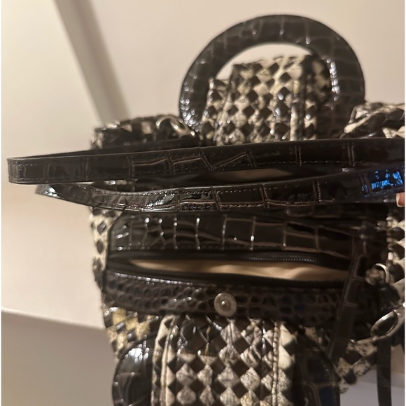 Beautiful brown and cream handbag, crystal in middle of bow on front - Picture 2 of 14